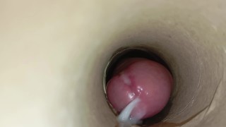 那个对他的大鸡巴如此饥渴的家伙继续性交并在洞里射精特写。第 2 部分