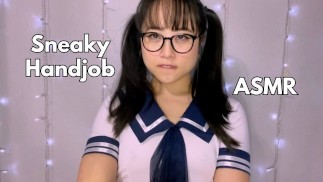 从一个Cute的亚洲女学生那里得到桌子底下的打手枪-ASMR