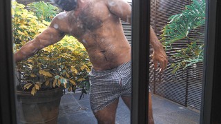 我的已婚园丁 Tauro 在露台工作时被发现勃起 [WorldStudz]
