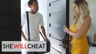 SHE WILL CHEAT - Kenzie Taylor像专业人士一样拿着一个巨大的鸡巴，然后把他的Hot Cum On她的奶子