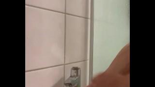 早上的淋浴。