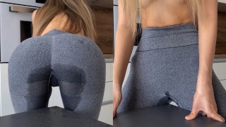女孩在桌子上摩擦直到紧身裤里充满水流