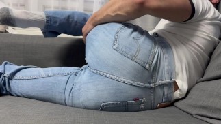 在我的沙发上来到我旁边，我很兴奋地穿着一条新的 Levi's 牛仔裤，适合我的屁股并摩擦 