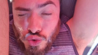 在我的卡车上自我面部护理，吮吸我自己的球和鸡巴