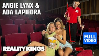 REALITY KINGS - Angie Lynx 和 Ada Lapiedra 让 Usher Jordi 加入他们在剧院的狂野 3p