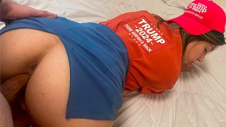共和党妇女为胜利而欢欣鼓舞，高兴地跳上鸡巴