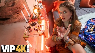 债务4k。年轻的算命先生拥有坚挺的奶子和漂亮的屁股，用她的阴户提供了一个神奇的仪式