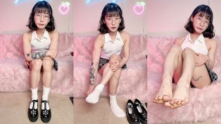Cute，健美的亚洲女孩分享她对恋足癖的真实想法，并脱掉鞋子和袜子
