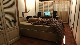 大学生玩枕头，他有一个完美的身体