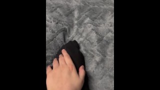 穿着黑色紧身衣摩擦我的脚！