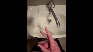 我的鸡巴只需要在公共厕所里射精