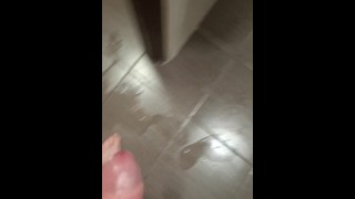 危险的混蛋在旅馆淋浴房里走来走去试图被抓住