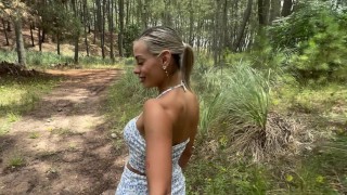 妓女在树林里吸吮并吸走了车里的所有精液。