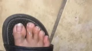 用我的拖鞋拍打脚