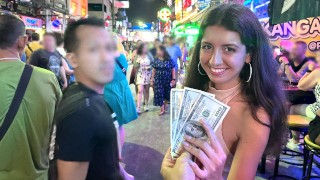 在一家夜总会附近捡到一名护送人员，并提供硬性爱以换取金钱 -和面部射精