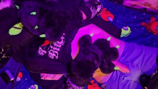 Kitty抚摸并玩弄他的隆起