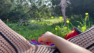 在海滩的灌木丛中特写手淫。一个陌生人帮忙拍摄了视频，然后猛地向我走去