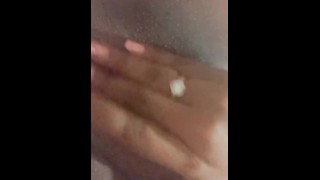 Latina se queda sola en casa y se graba a sí misma masturbándose