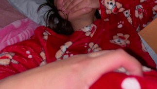 Inocente Chica FOLLANDO con su Padrastro en la Noche ¡¡A ella le encanta!!