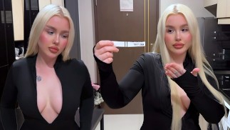 我的情妇发疯了。她开始吮吸我的鸡巴，并通过电话与我的妻子交谈