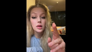 不能戒烟！Blonde挪威女孩每天抽2包烟