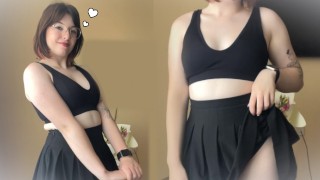 穿着裙子的别致黑发炫耀她的身体