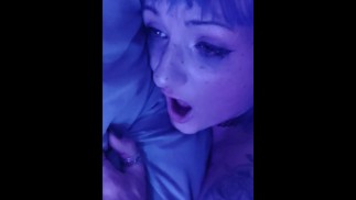 脸性交 Raven 布娃娃，并生气到她的喉咙