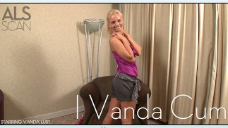 苗条少女可爱 Vanda Lust 迷住了下车的相机