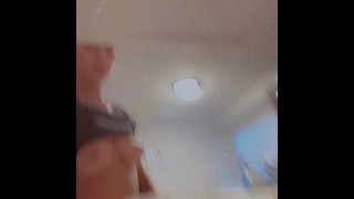 露出奶子喝冰沙！