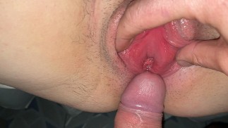 处女第一次操我的继妹，我妈妈抓住了我们。