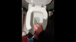 穿着蓝色牛仔裤的家伙在路边餐馆的厕所里迅速抽搐并大量射精