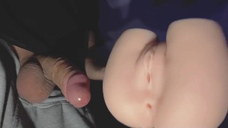 独自一人Virgin男孩在大学房间里的性玩具中射精