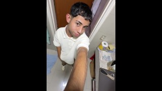 Me masturbo solo en casa con mi verga de 22cm