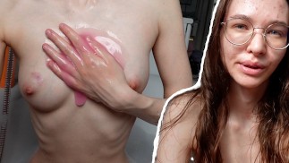 完美的瘦少女，清洗她小小的身体，刮她巨大的阴唇屄