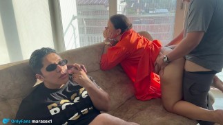 我操他旁边一个盲人的女儿，精液落在他身上，他以为是奶油
