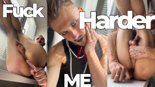 纹身 twink femboy 哥特人在窗台上用假屌自慰肛交。