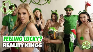 REALITY KINGS - Kali Roses、Kat Monroe 和 Miki Cruz 在朋友面前骑着 Logan 的鸡巴
