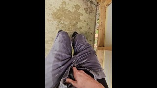 无法憋住我的尿液和浸湿我的裤子