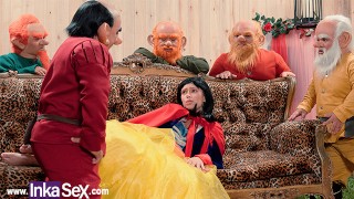 Blanca Nieves se pierde en el bosque y es follada por los 7 enanos.