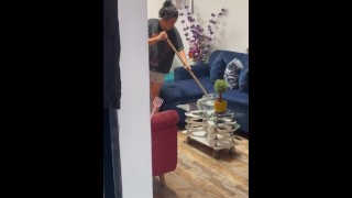 El suegro  me encontro haciendo aseo y estamos solos quiero su polla -gamers_sexo