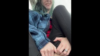 隐秘而肮脏：在车里偷偷摸摸地达到高潮，露出阴户
