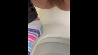凌乱的马桶座圈小便