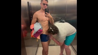 Summer假期，乘电梯下到我们的房间。电梯并不是唯一下降的东西