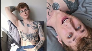 可爱的 Twink 在自慰前舔未割过的鸡巴