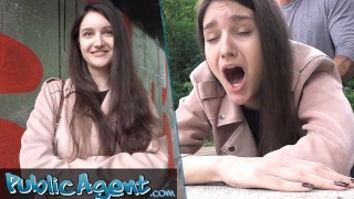 Public Agent - 大学艺术 拥有天然奶子的学生第一次敢在外面做爱