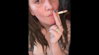 吸烟的黑发玩弄她的奶子