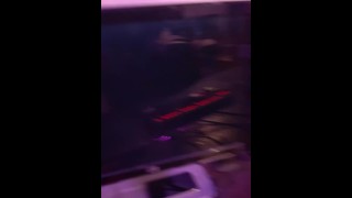 跨哥特女友在液冷游戏 PC 中安装新 CPU