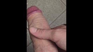 厚颜无耻的公共厕所手淫