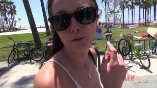 在Ashley Stone的带领下去海滩！