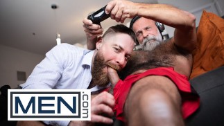MEN - Daddy Cakes 在玩游戏时吮吸他的男朋友 Daddy John 的鸡巴，然后兜风